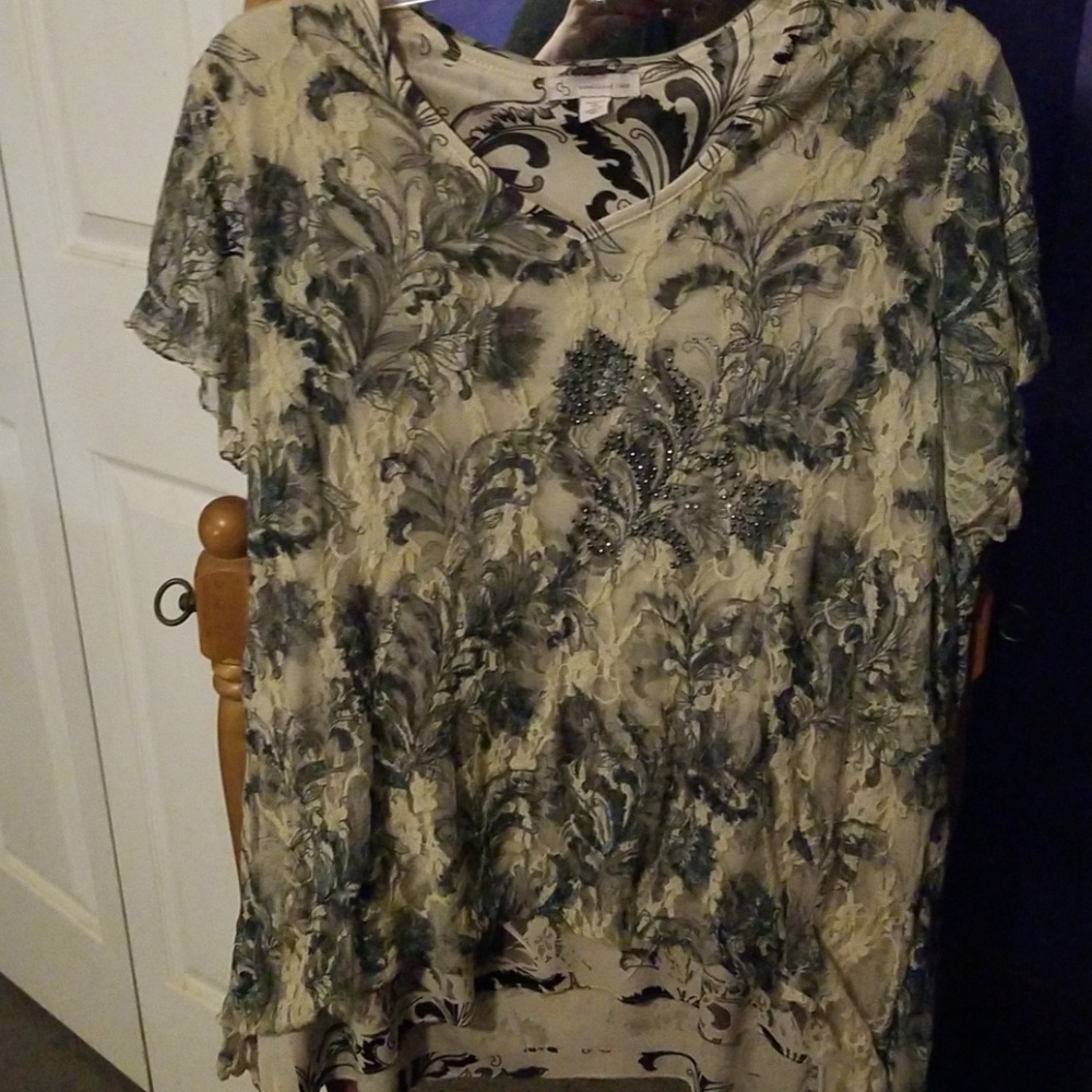 Short sleeve printed shirt with fly away back